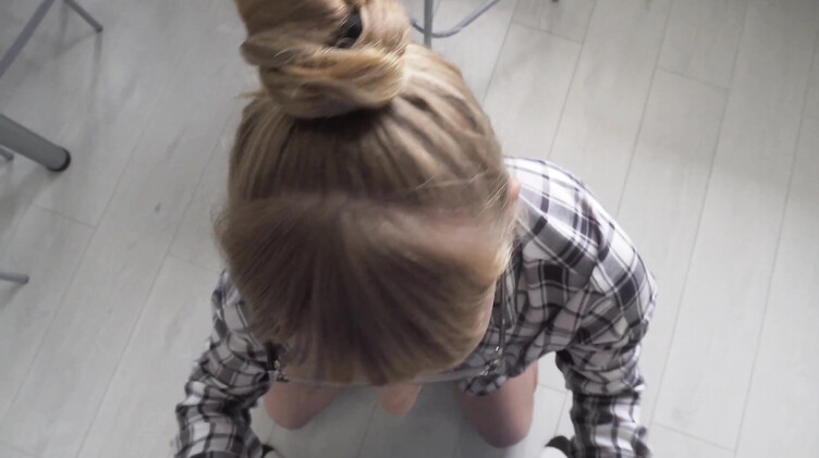 Сантехник прочищает трубы между ног похотливой клиентки