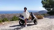 снимает девку на мопеде в Альпах