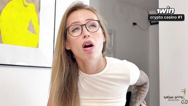 Блондинка в очках ебется на столе со сливом на мохнатку