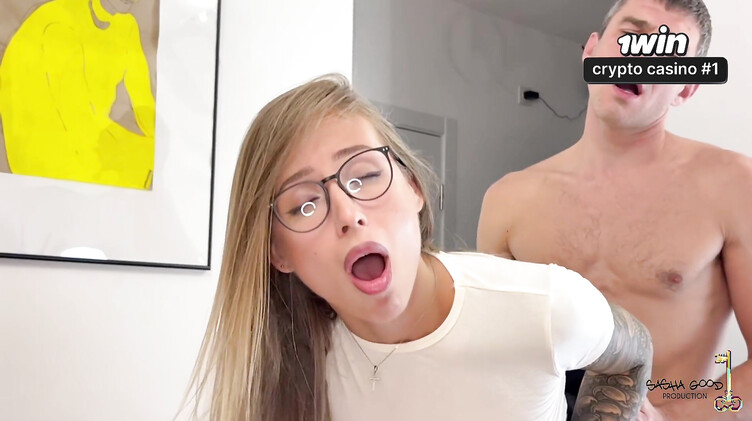 Блондинка в очках ебется на столе со сливом на мохнатку