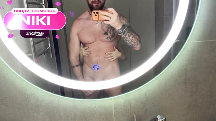 Качок отодрал жену в ванной перед зеркалом