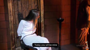 Инквизитор ебет ведьму в средневековой темнице