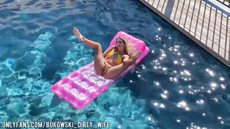 Ебля блондинки у бассейна после мастурбации на надувном матрасе