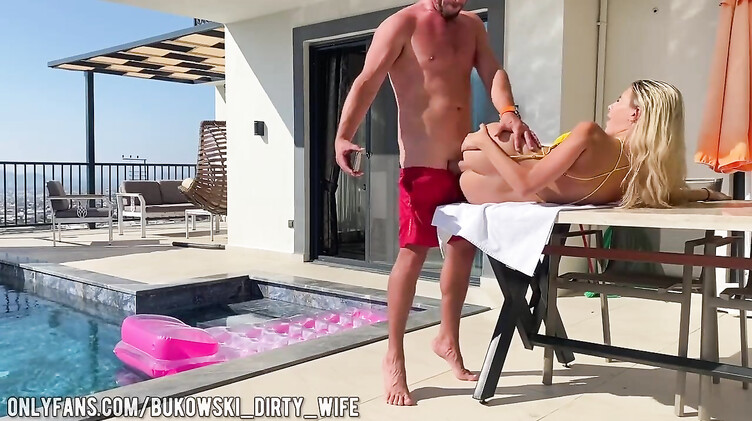 Ебля блондинки у бассейна после мастурбации на надувном матрасе