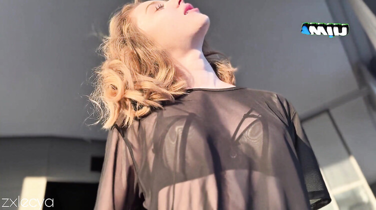 Оприходовал русскую девчонку на круглом столе