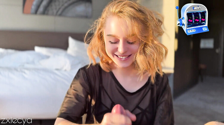 Оприходовал русскую девчонку на круглом столе