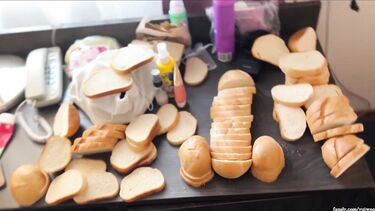 Отсосала и трахнулась с незнакомцем за кусок хлеба