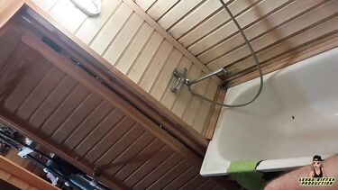 Sasha Good: Настойчивый русский мужик трахнул работницу сауны и кончил ей в рот