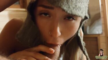 Настойчивый русский мужик трахнул работницу сауны и кончил ей в рот