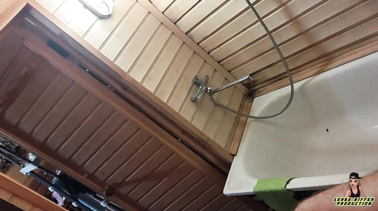 Любительское порно: Настойчивый русский мужик трахнул работницу сауны и кончил ей в рот