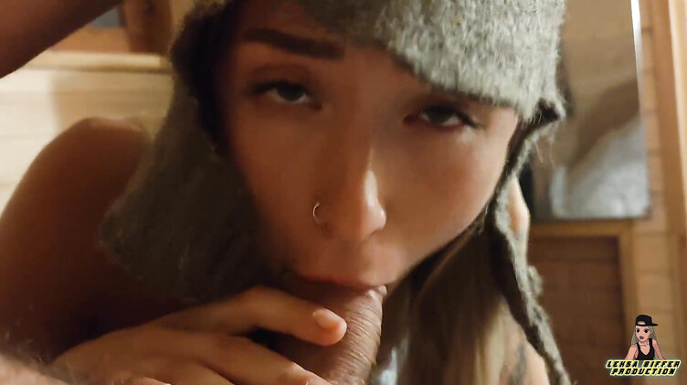 Русское порно: Настойчивый русский мужик трахнул работницу сауны и кончил ей в рот