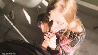 Заботливая падчерица работает ртом и киской с недодроченным членом отчима