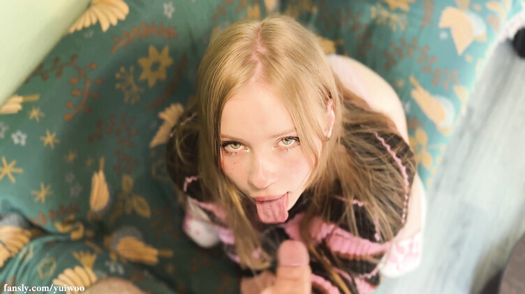 Заботливая падчерица работает ртом и киской с недодроченным членом отчима