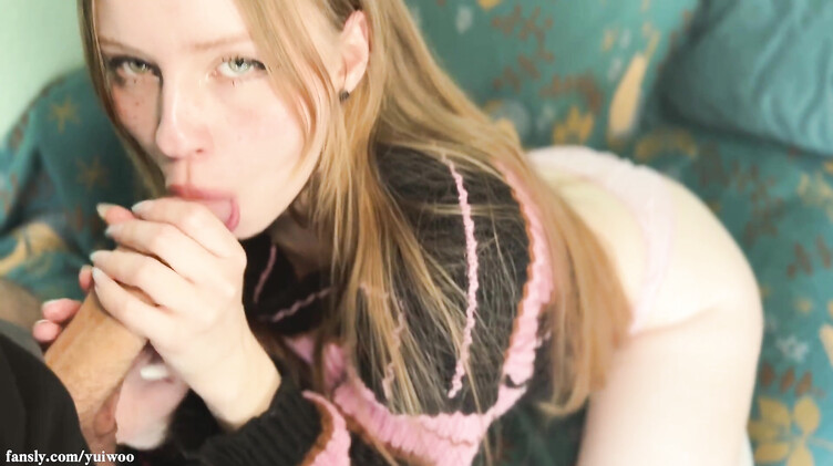 Заботливая падчерица работает ртом и киской с недодроченным членом отчима