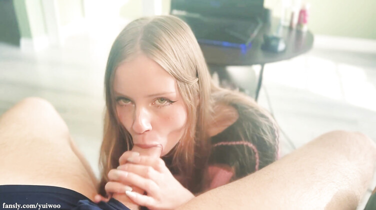 Заботливая падчерица работает ртом и киской с недодроченным членом отчима