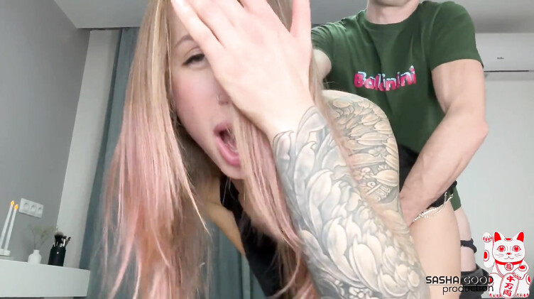 Защеканка отменила клуб ради гигантского члена сводного брата