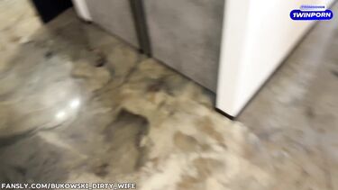 Замужняя горничная в униформе сосет и ловит сперму шефа ртом