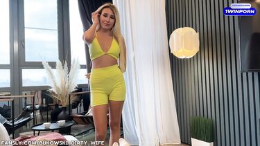 Замужняя горничная в униформе сосет и ловит сперму шефа ртом