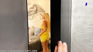 Замужняя горничная в униформе сосет и ловит сперму шефа ртом