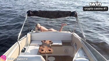 Загорала голышом на яхте и была выебана капитаном