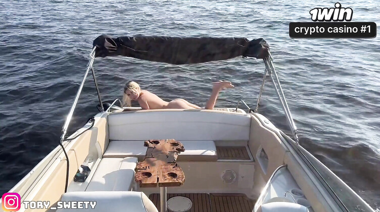 Загорала голышом на яхте и была выебана капитаном