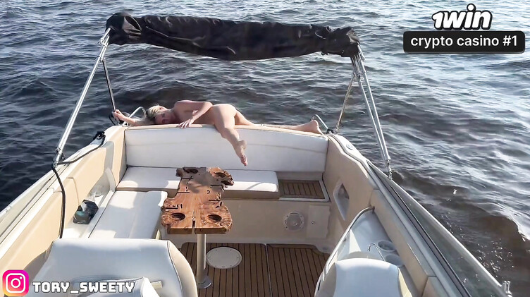 На море: Загорала голышом на яхте и была выебана капитаном