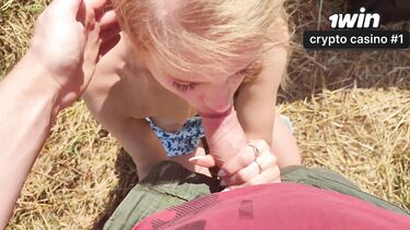 Фермер шпилит блондинку в платье в поле на стоге сена