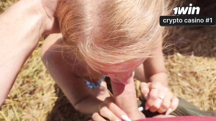 Фермер шпилит блондинку в платье в поле на стоге сена