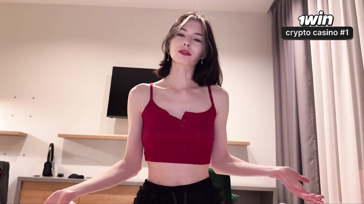 Возбудилась от дрочки и отдала девственность в презервативе