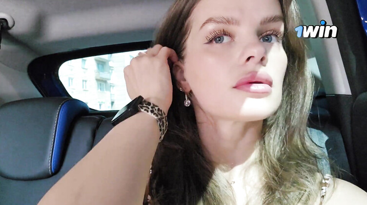 Не постанова! Девушка мастурбирует и кончает на заднем сидении такси