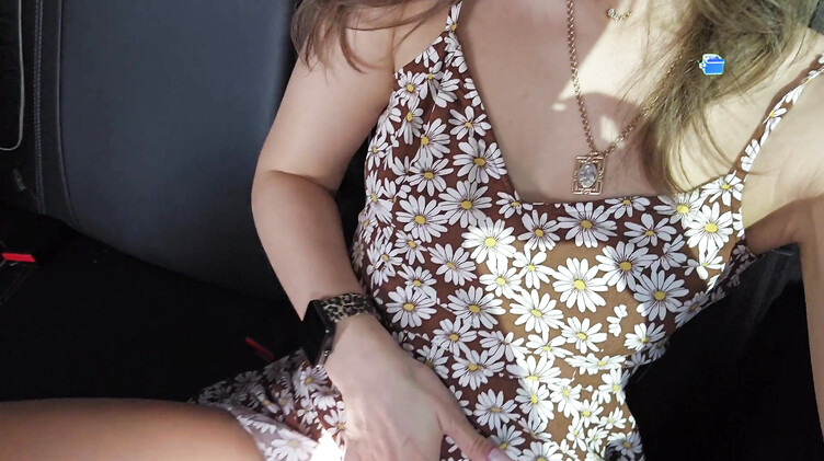 В машине: Не постанова! Девушка мастурбирует и кончает на заднем сидении такси