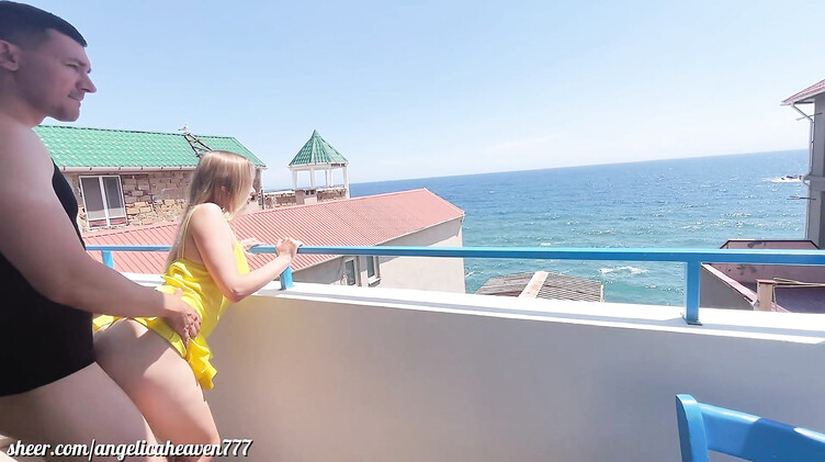 Анжелика обоссалась после траха на балконе с видом на море