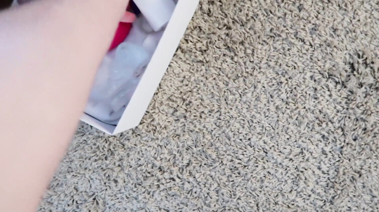 Застряла под кроватью и расплатилась жопой