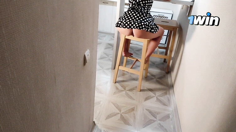 Присунул сводной сестре на табуретке до вагинального кремпая