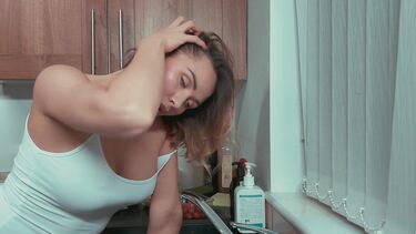 Пасынок отодрал жопастую мачеху застрявшую рукой в измельчителе