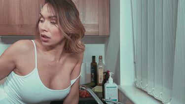 Пасынок отодрал жопастую мачеху застрявшую рукой в измельчителе