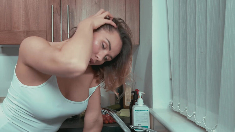 Пасынок отодрал жопастую мачеху застрявшую рукой в измельчителе