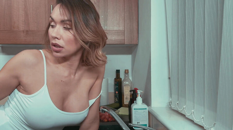 Слюнявый минет: Пасынок отодрал жопастую мачеху застрявшую рукой в измельчителе