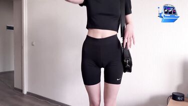 Ревнивый тип отодрал девушку за шорты с верблюжьей лапкой