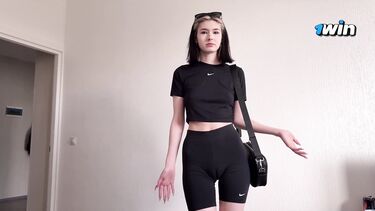 Ревнивый тип отодрал девушку за шорты с верблюжьей лапкой