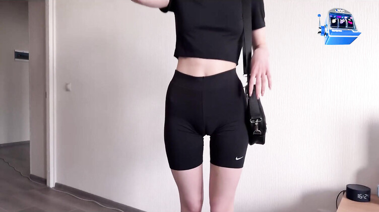 Ревнивый тип отодрал девушку за шорты с верблюжьей лапкой