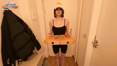 Отсос члена и перепихон курьерши под угрозой увольнения