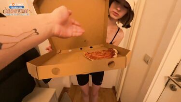 Отсос члена и перепихон курьерши под угрозой увольнения