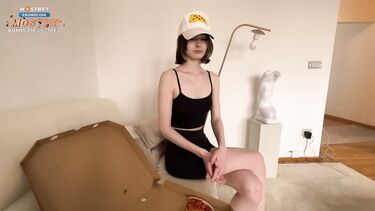 Отсос члена и перепихон курьерши под угрозой увольнения