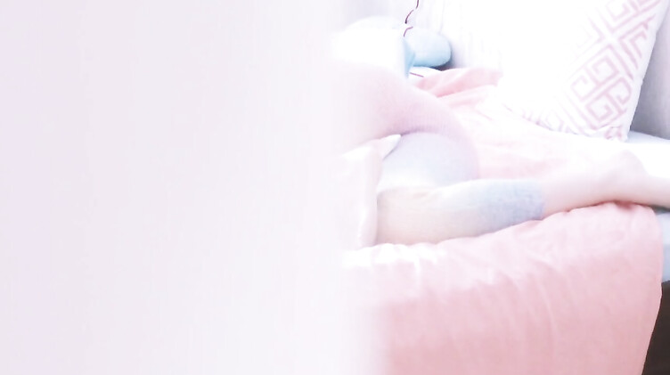 Возбужденная просмотром порно девушка берет за щеку болт сводного брата