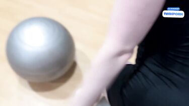 Тренер на фитболе выебал девчонку в подсобке фитнес клуба