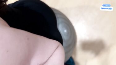 Тренер на фитболе выебал девчонку в подсобке фитнес клуба