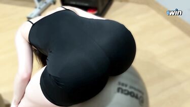 Тренер на фитболе выебал девчонку в подсобке фитнес клуба