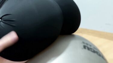 Тренер на фитболе выебал девчонку в подсобке фитнес клуба