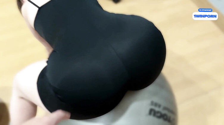 Тренер на фитболе выебал девчонку в подсобке фитнес клуба